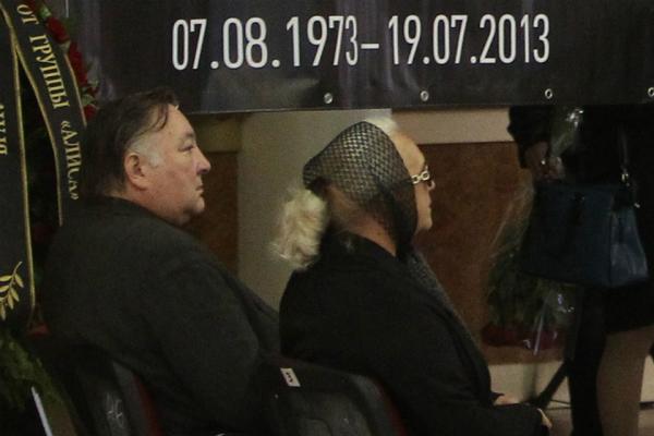 Родители Михаила Горшенева на похоронах сына