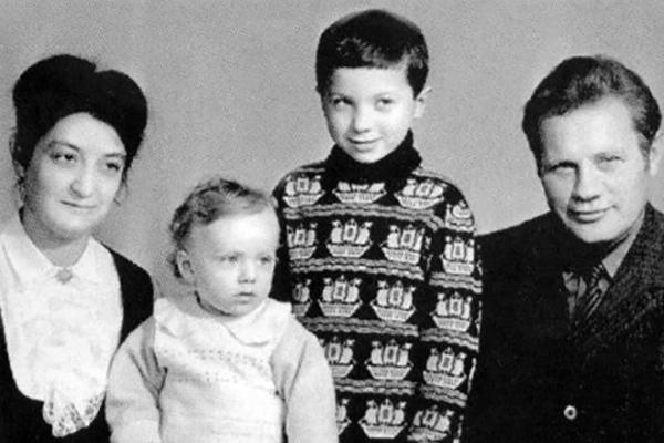 Братья Самойловы с родителями