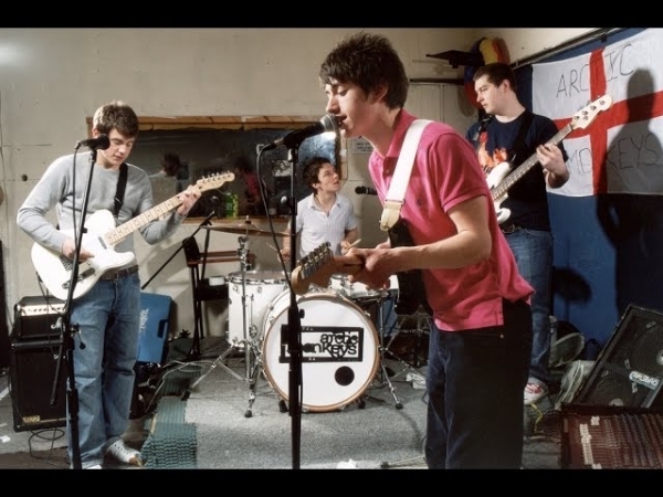 Кадр выступления Arctic Monkeys в 2004 году