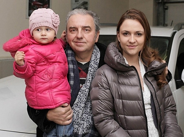 Владимир Шахрин с дочерью Юлией и внучкой
