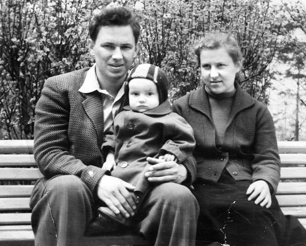 Владимир Шахрин с родителями