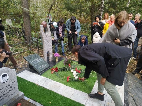Установка памятника на могиле Янки Дягилевой